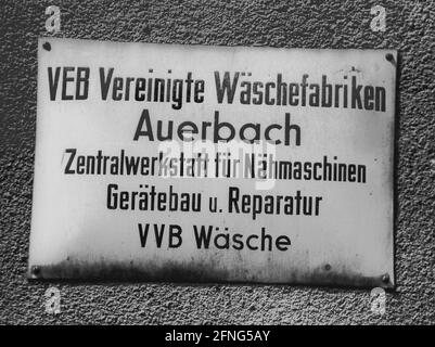 Sachsen / DDR-Land / 1991 Vogtland: Ein Symbol für die DDR-Planwirtschaft. -Vereinigte Waegefabriken Auerbach- des VVB Waesche. Es zeigt die Zentralisierung auch im handwerklichen Bereich. // Wirtschaft / VEB / DDR-Unternehmen / [automatisierte Übersetzung] Stockfoto