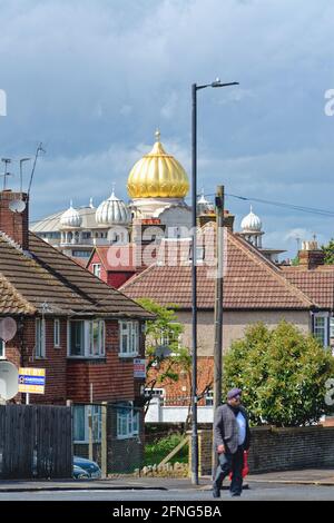 Die goldene Kuppel des Siri Guru Singh Sabha Gurdwara Tempel, der die Skyline im Londoner Stadtteil Ealing dominiert England, Großbritannien Stockfoto