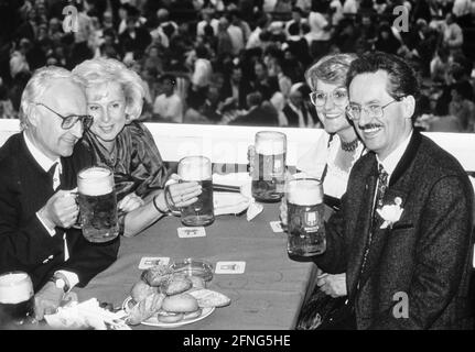 Münchens Oberbürgermeister Christian Ude (SPD) (rechts) mit seiner Frau Edith Welser-Uhde und dem bayerischen Ministerpräsidenten Edmund Stoiber (CSU) mit seiner Frau Karin Stoiber auf dem Münchner Oktoberfest. [Automatisierte Übersetzung] Stockfoto