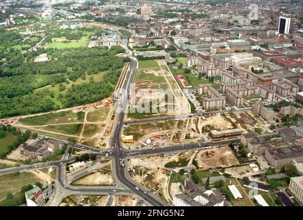 Berlin / 1994 Potsdamer Platz (Straßenkreuz in der Mitte). Oben: Reichstag, unten: Daimler-Gelaende (Daimler-City). Rechts: Wohngebäude an der Wilhelmstraße. Oben: Brandenburger Tor // Luftaufnahmen / Leipziger Platz / Leipziger Straße / Regierungsbezirk / Berliner Bezirke [automatisierte Übersetzung] Stockfoto