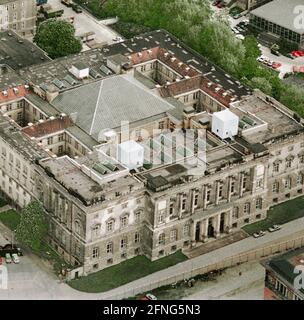 Berliner Bezirke / Mitte / 1991 Preußisches Parlament, ab 1993 Berliner Abgeordnetenhaus / Parlament. In der Mitte der Wandstreifen. Die Wand ist bereits geräumt, Autos stehen dort. Die Mauer verlief direkt vor dem Landtag (Niederkirchner Straße). // Luftansichten / DDR-Mauer / Stadt *** Ortsüberschrift *** [automatisierte Übersetzung] Stockfoto