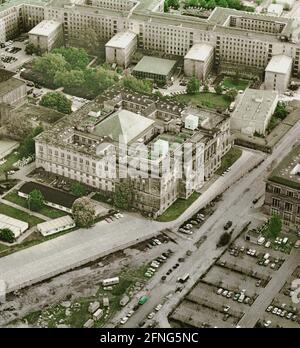 Berliner Bezirke / Mitte / 1991 Preußisches Parlament, ab 1993 Berliner Abgeordnetenhaus / Parlament. In der Mitte der Wandstreifen. Die Wand ist bereits geräumt, Autos stehen dort. Die Mauer verlief direkt vor dem Landtag (Niederkirchner Straße). // Luftansichten / DDR-Mauer / Stadt *** Ortsüberschrift *** [automatisierte Übersetzung] Stockfoto