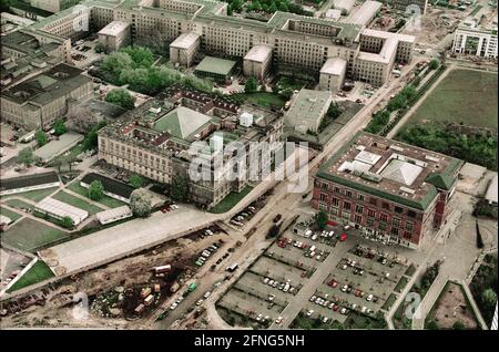 Berliner Bezirke / Mitte / Kreuzberg 1991 Mitte links: Preußisches Parlament, ab 1993 Berliner Abgeordnetenhaus / Parlament. Rechts Gropiusbau (Museum). In Between the Wall. Die Wand ist bereits abgeräumt. Die Mauer verlief direkt vor dem Landtag (Niederkirchner Straße). // Luftansichten / DDR-Mauer *** Ortsüberschrift *** [automatisierte Übersetzung] Stockfoto