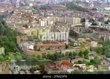 Berlin-Bezirke / Kreuzberg / 7 / 1992 Blick vom Landwehrkanal in Richtung Kottbusser Tor mit dem Neuen Kreuzberger Zentrum hinten, davor: Fraenkelufer/Erkelenzdamm // Luftansicht / Stadt / [maschinelle Übersetzung] Stockfoto