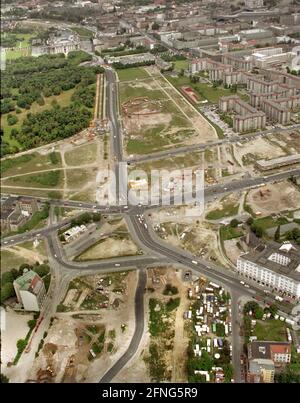 Berlin / 1994 Potsdamer Platz (Straßenkreuz in der Mitte). Oben: Reichstag, unten: Daimler-Gelaende (Daimler-City). Rechts: Wohngebäude an der Wilhelmstraße. Oben: Brandenburger Tor // Luftaufnahmen / Leipziger Platz / Leipziger Straße / Regierungsbezirk / Berliner Bezirke [automatisierte Übersetzung] Stockfoto