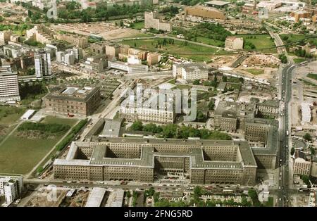 Berlin-Stadt / Regierungsbezirk / 5 / 1991 die Treuhandgesellschaft in der Wilhelmstraße, erbaut als Reichs-Luftfahrtministerium, heute Bundes-Finanzministerium, rechts in der Mitte des noch nicht wiederaufgebauten Bundesrates an der Leipziger Straße. In der Mitte das Berliner Abgeordnetenhaus, das ehemalige preußische Parlament, links davon das Gropius-Gebäude und das Gestapo-Gelände, direkt über dem Potsdamer Platz noch völlig unerschlossen // Luftaufnahmen / Bezirke / Mitte / Kreuzberg / Geschichtsansichten *** Local Caption *** Stockfoto