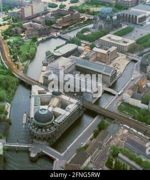 Berlin-Center / Kultur 5 / 1991 Museumsinsel mit Bode- und Pergamonmuseum, Spree. Das Neue Museum ist noch immer in Trümmern. Im Hintergrund gehört der Berliner Dom zum Weltkulturerbe der UNESCO // Berlin-Bezirke / Stadt / Luftaufnahmen *** Local Caption *** [Automated translation] Stockfoto