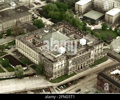 Berlin-Bezirke / Mitte / 1991 Preußisches Parlament, ab 1993 Berliner Abgeordnetenhaus / Parlament. Links eine Ecke des Bundesrates, oben rechts: Das Bundesministerium der Finanzen.Unten rechts: Ein Stück des Museums Gropiusbau. In der Mitte: Die Mauer. Die Wand ist bereits geräumt, Autos stehen dort. Die Mauer lief direkt vor dem landtag (Niederkircherner Straße). // Luftaufnahmen / DDR-Mauer *** Ortsüberschrift *** [automatisierte Übersetzung] Stockfoto