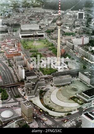 Berlin-Mitte / Luftansicht / 1991 Panoramablick Richtung Brandenburger Tor: Vor dem Alexanderplatz mit Fernsehturm, weiter hinten Rotes Rathaus, Palast der Republik und DDR-Außenministerium, rechts Karl-Liebknecht-Straße // Bezirke / Mitte / Stadt *** Ortsüberschrift *** Stockfoto