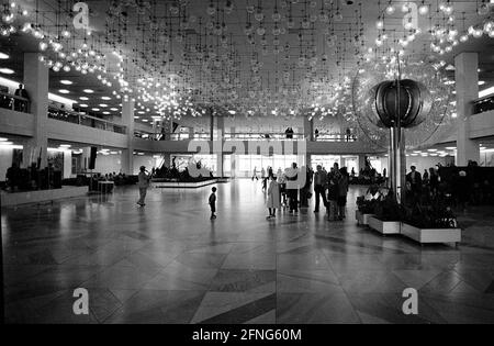 Berlin-Mitte / DDR / 5 / 1995 der Palast der Republik am Schlossplatz, Eingangshalle. Wegen der vielen Lampen auch -Erichs Lampenladen- genannt. Im Gebäude befand sich auch die <Volkskammer> der DDR, das parlament. // Mitte / Stadtschloss / unter den Linden / Geschichte / anstelle des 1950 abgerissenen Stadtpalastes wurde ab 1973 der Palast der Republik errichtet, 180 m lang, 32 m breit. In ihm waren verschiedene Einrichtungen. In der großen Halle fanden Veranstaltungen statt, es hielt 5000 Besucher. In dem kleinen Saal traf sich die DDR-Volkskammer. Es gibt auch Restaurants und Cafés für 1500 Gäste. Der Stockfoto