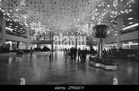 Berlin-Mitte / DDR / 5 / 1995 der Palast der Republik am Schlossplatz, Eingangshalle. Wegen der vielen Lampen auch -Erichs Lampenladen- genannt. Im Gebäude befand sich auch die <Volkskammer> der DDR, das parlament. // Mitte / Stadtschloss / unter den Linden / Geschichte / anstelle des 1950 abgerissenen Stadtpalastes wurde ab 1973 der Palast der Republik errichtet, 180 m lang, 32 m breit. In ihm waren verschiedene Einrichtungen. In der großen Halle fanden Veranstaltungen statt, es hielt 5000 Besucher. In dem kleinen Saal traf sich die DDR-Volkskammer. Es gibt auch Restaurants und Cafés für 1500 Gäste. Der Stockfoto