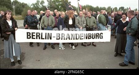 Deutschland / politische Parteien / NPD / Rechtsgruppen / Nazis NPD-marsch in Rostock, 19.9.1998 Landesverband (Gau) Berlin-Brandenburg Stockfoto