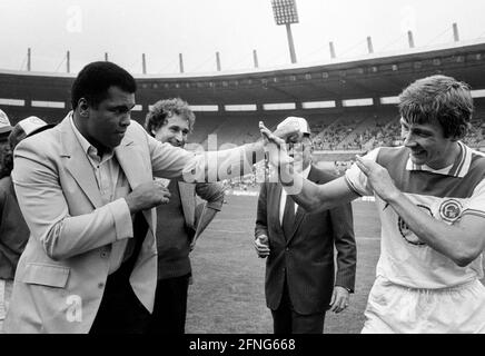 Boxlegende Muhammad Ali (Cassius Clay) besuchte das Rheinstadion in Düsseldorf anlässlich des Bundesliga-Spiels Fortuna - Eintr. Braunschweig am 15.9.1984 und forderte Atli Edvaldsson zu einem Sparringsspiel heraus. [Automatisierte Übersetzung] Stockfoto