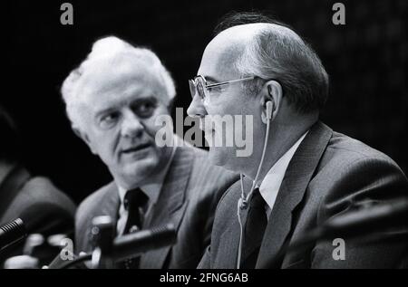 Deutschland, Bonn, 13.06.1989. Archiv Nr.: 05-80-12 Besuch des sowjetischen Staats- und Parteichefs Gorbatschow Foto: Michail Sergejewitsch Gorbatschow und Außenminister Eduard Schewardnadse Stockfoto