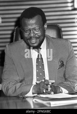 Südafrika, Kapstadt, September 1994. Archiv-Nr.: 04-70-06 Mangosuthu Gatsha Buthelezi ist eine südafrikanische Politikerin. Er ist Vorsitzender der Zulu Inkatha Freedom Party (IFP), die er 1975 gründete, und war von 1994 bis 2004 südafrikanischer Innenminister. [Automatisierte Übersetzung] Stockfoto