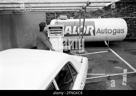 Fahrer betankt an einer LPG-Tankstelle für Taxis in München. Das Flüssiggas stammt von der Firma Calor. [Automatisierte Übersetzung] Stockfoto