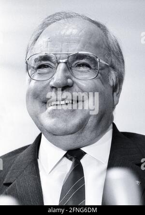 Deutschland, Bonn, 19.06.1989. Archiv Nr.: 05-89-22 Pressekonferenz der CDU Foto: Bundeskanzler und CDU-Bundespräsident Helmut Kohl Stockfoto