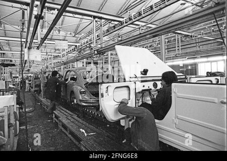 Arbeiter, die die Türen an den Autos im VW-Werk in Publea montieren. Das Auto vorne ist ein VW 181. [Automatisierte Übersetzung] Stockfoto