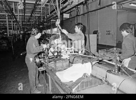 Arbeiter, die im VW-Werk in Puebla einen Pkw-Motor herstellen. [Automatisierte Übersetzung] Stockfoto