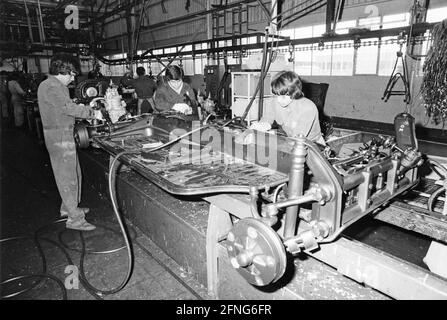 Arbeiter, die im VW-Werk in Puebla ein Auto produzieren. [Automatisierte Übersetzung] Stockfoto