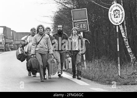 Eine Gruppe DDR-Flüchtlinge mit Reisetaschen auf dem Weg zum Grenzübergang zwischen der damaligen Tschechoslowakei und der BRD. [Automatisierte Übersetzung] Stockfoto