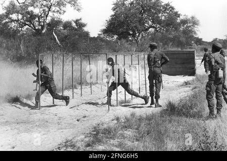 Angola, Jamba, September 1994. Archiv Nr.: 05-11-20 die UNITA entstand als Befreiungsbewegung im Kampf gegen die portugiesische Kolonialherrschaft und fand ihre Anhänger hauptsächlich unter den Ovimbundu im zentralen Hochland Angolas, der größten ethnischen Gruppe des Landes, zu der ihr Gründer und langjähriger Führer Jonas Savimbi gehörte. Während des Bürgerkrieges Angolas (1975-2002) war Jamba von 1976 bis 1992 Sitz des Hauptquartiers der UNITA. Foto: Militärische Ausbildung der UNITA [automatisierte Übersetzung] Stockfoto