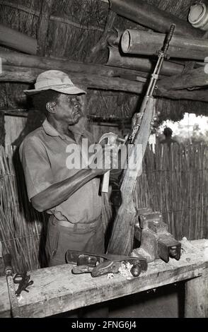 Angola, Jamba, September 1994. Archiv-Nr.: 05-06-24 die UNITA entstand als Befreiungsbewegung im Kampf gegen die portugiesische Kolonialherrschaft und fand ihre Anhänger hauptsächlich unter den Ovimbundu im zentralen Hochland Angolas, der größten ethnischen Gruppe des Landes, zu der ihr Gründer und langjähriger Führer Jonas Savimbi gehörte. Während des Bürgerkrieges Angolas (1975-2002) war Jamba von 1976 bis 1992 Sitz des Hauptquartiers der UNITA. Foto: Im Waffenworkshop der UNITA [automatisierte Übersetzung] Stockfoto