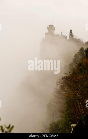 Europa, italien, Marken, die Festung Guaita (Prima Torre) ist der älteste und berühmteste Turm auf dem Monte Titano, San Marino. Es wurde im 11. Erbaut Stockfoto