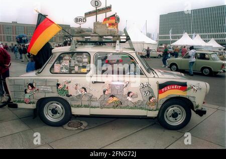 Berlin / DDR / 1995 DDR-Nostalgie entdeckt den Trabi als Kultfahrzeug neu. Bei einem Treffen in Berlin wird ein Modell mit Slogans wie -Einheit- -Deutschland vereinigtes Vaterland- // Trabi / Symbol / [automatisierte Übersetzung] gezeigt Stockfoto