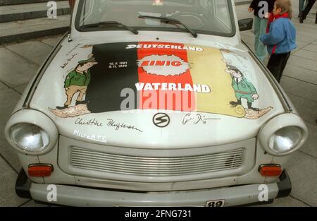 Berlin / DDR / 1995 DDR-Nostalgie entdeckt den Trabi als Kultfahrzeug neu. Bei einem Treffen in Berlin wird ein Modell mit Slogans wie -Einheit- -Deutschland vereinigtes Vaterland- // Trabi / Symbol / [automatisierte Übersetzung] gezeigt Stockfoto