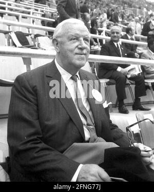 Internationales Fußballspiel: Deutschland - Russland in München am 26.05.1972. Sir Stanley Rous 6. FIFA-Präsident im Stadion als Zuschauer. [Automatisierte Übersetzung] Stockfoto