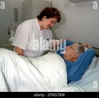 Berlin / Gesundheit / Krankenhaus / 1997 Krankenhaus Prenzlauer Berg, interne Abteilung. Patient, Krankenschwester // Alte Leute / Senioren / Frauen arbeiten / [automatisierte Übersetzung] Stockfoto