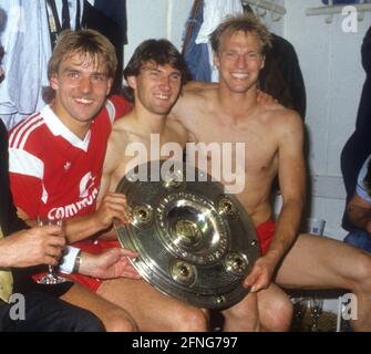 FC Bayern München Deutscher Meister 1987. Die Bayern-Spieler feiern in der Garderobe. Von links: Hans-Dieter Flick, Ludwig Kögl und Hansi Plügler mit der Meisterschaftspokale. 17.06.1987. [Automatisierte Übersetzung] Stockfoto