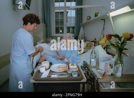 Berlin / Gesundheit / Krankenhaus / 1997 Krankenhaus Prenzlauer Berg, interne Abteilung. Krankenschwester bringt Frühstück, alte Patientin // alte Menschen / Senioren / Frauen arbeiten / [automatisierte Übersetzung] Stockfoto