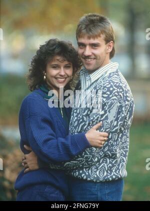 Hans-Dieter Flick (FC Bayern München) mit Freundin Silke 13.11.1986. [Automatisierte Übersetzung] Stockfoto