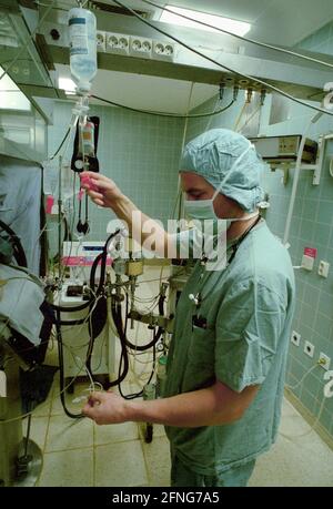 Gesundheit / Krankenhaus / Chirurgie / 1993 Klinikum-Benjamin-Franklin, Operationssaal hochsteril. Assistenzarzt kontrolliert die Bluttransfusion // Bildung / Frauenarbeit / Berufe / Arzt / [automatisierte Übersetzung] Stockfoto