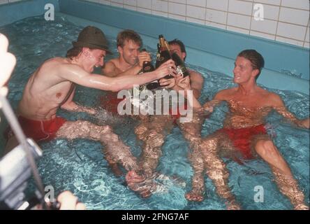 FC Bayern München Deutscher Meister 1990. Die Bayern-Spieler feiern im Fatigue Pool. Von links: Manfred Bender, Hans-Dieter Flick, Jürgen Kohler (versteckt) und Thomas Strunz. [Automatisierte Übersetzung] Stockfoto