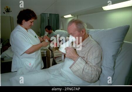 Berlin / Gesundheit / Krankenhaus / 1997 Krankenhaus Prenzlauer Berg, interne Abteilung. Patienten inhalieren, Krankenschwester // alte Menschen / Senioren / Frauen arbeiten / [automatisierte Übersetzung] Stockfoto