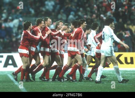 European Champions Cup 1987/88 Viertelfinale erste Etappe: FC Bayern München - Real Madrid 3:2/02.03.1988. Jubel Bayern nach dem 1:0 von Hansi Pflügler (3. V.l.). Links: Kögl und Wohlfarth. Rechts: Brehme, Flick, Matthäus, Augenthaler und Hughes. Ganz rechts: Camacho (Real/3). [Automatisierte Übersetzung] Stockfoto