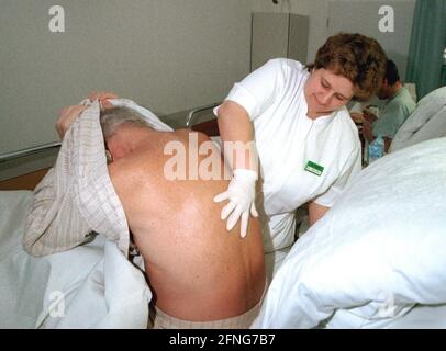 Berlin / Gesundheit / Krankenhaus / 1997 Krankenhaus Prenzlauer Berg, interne Abteilung. Patienten inhalieren, Krankenschwester // alte Menschen / Senioren / Frauen arbeiten / [automatisierte Übersetzung] Stockfoto