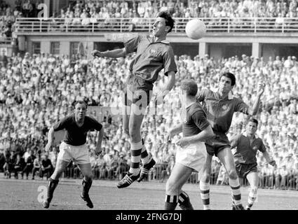 Letztes Spiel 1. FC Köln-Hamburger SV 2:3/25.06.1960. Szene im Kölner Strafraum. Uwe Seeler (HSV) lauert auf der linken Seite. [Automatisierte Übersetzung] Stockfoto