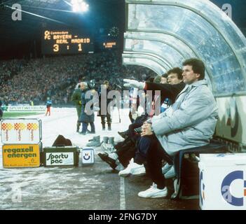 European Champion Clubs' Cup 1987/88 Viertelfinale erste Etappe: FC Bayern München - Real Madrid 3:2/02.03.1988. Bayern-Bank mit Trainer Jupp Heynckes (vorne) und Co-Trainer Egon Coordes (zeigt). Im Hintergrund der Anzeiger mit dem Zwischenergebnis. [Automatisierte Übersetzung] Stockfoto