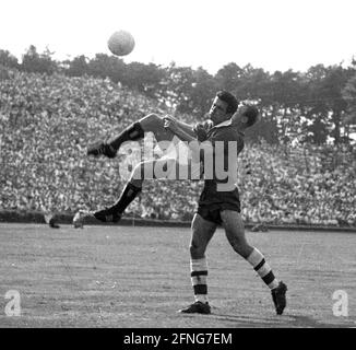 Letztes Spiel 1. FC Köln-Hamburger SV 2:3/25.06.1960. Duell. [Automatisierte Übersetzung] Stockfoto