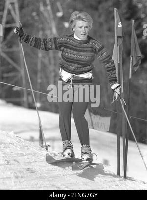 Hahnenkamm-Rennen in Kitzbühel 22.01.1961. Heidi Biebl (Oberstaufen), Olympiasiegerin des Squaw Valley 1960, begutachtet die Slalomstrecke. [Automatisierte Übersetzung] Stockfoto