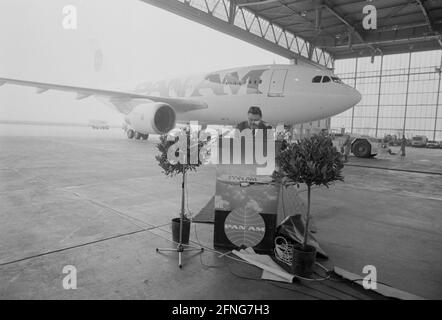 Der bayerische Ministerpräsident Franz Josef Strauß hält eine Rede bei der Übergabe des ersten PAN AM Airbus A 310 in München. [Automatisierte Übersetzung] Stockfoto