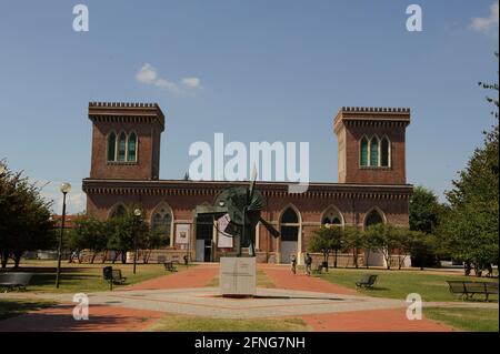 Europa, Italien, Lombardei, Varese, Busto Arsizio, Textilmuseum mit alten Maschinen für die Stoffverarbeitung. Stockfoto