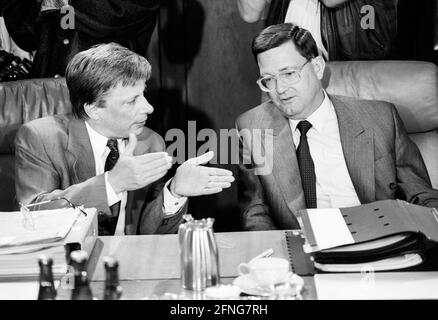 Die Bundesminister Rainer ORTLEB , FDP , und Carl-Dieter SPRANGER , CSU , bei einer Kabinettssitzung im Juli 1992. [Automatisierte Übersetzung] Stockfoto