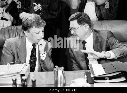 Die Bundesminister Rainer ORTLEB , FDP , und Carl-Dieter SPRANGER , CSU , bei einer Kabinettssitzung im Juli 1992. [Automatisierte Übersetzung] Stockfoto