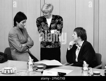 Die Bundesminister Hannelore ROENSCH (CDU), Gerda HASSELFELDT (CSU) und Angela MERKEL (CDU) bei einer Kabinettssitzung im Februar 1992. [Automatisierte Übersetzung] Stockfoto