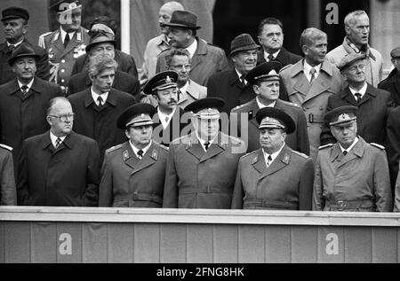 DDR. Ost-Berlin, 08.10.1989. Archiv Nr.: 09-41-34 40. Jahrestag der DDR Foto: Der General der DDR Stockfoto